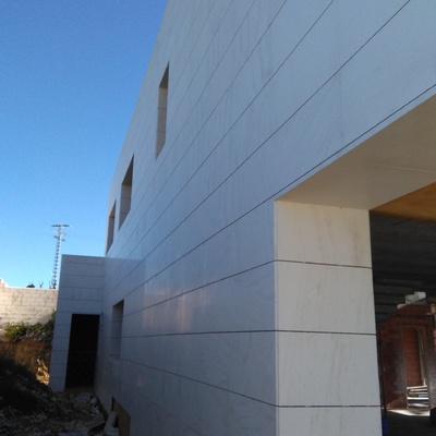 Revestimientos de fachada ventirada con anclajes puntuales