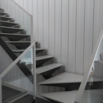 Escalera de hierro formada con peldaños de mármol