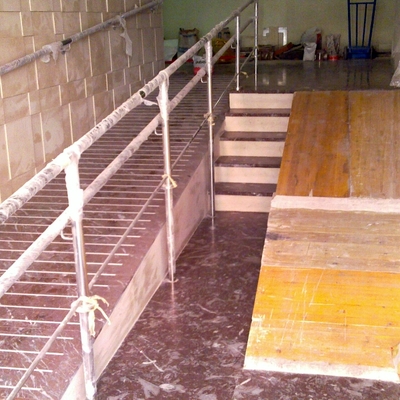 Ejecución de rampa y suministro de barandillas