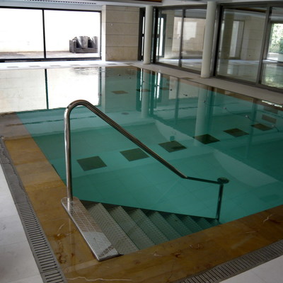 Piscina interior climatizada