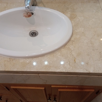Pulido y abrillantado de encimera de lavabo.