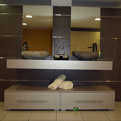 encimera de baño con dos labavos de piedra natural