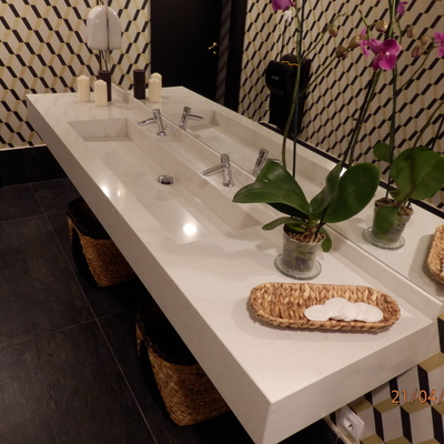 Encimera de baño con lavabo a medida integrado