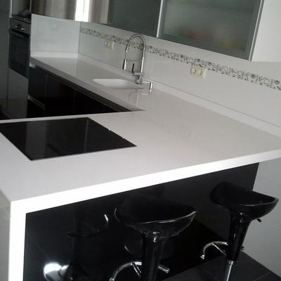 ENCIMERA SILESTONE CON CANTO INGLETE DE 5 CM blanca