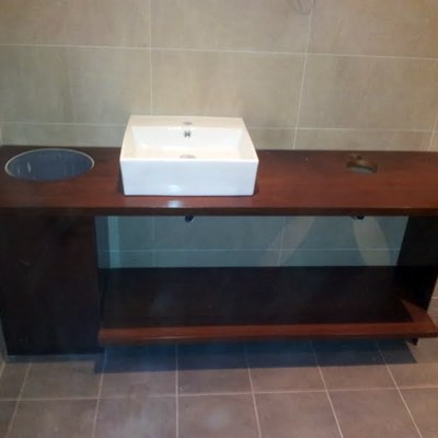Encimera maciza en IPE para baño y lavabo