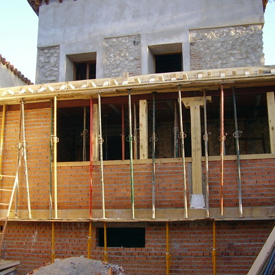 Encofrado con canecillos de madera