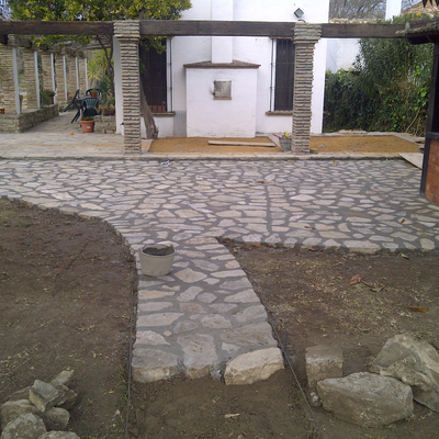 ENSOLADO DE JARDÍN CON PIEDRA NATURAL