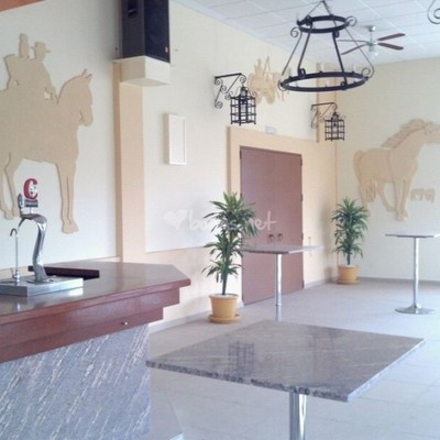 entrada de nave de celebraciones, con barra de bar