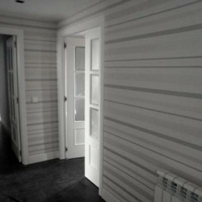 Entrada decorada con papel pintado.