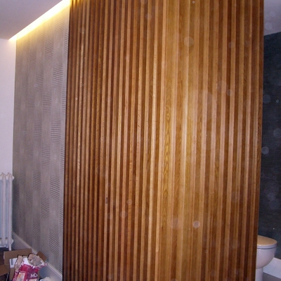 Entrada decorada papel pintado y madera