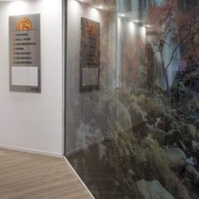 Panel cristal decorativo y directorio