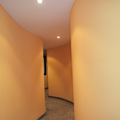 Enyesar entrada de bloque de pisos.