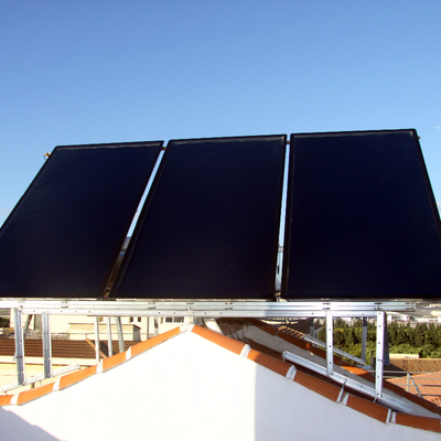 Equipo sobre tejado de dos aguas.