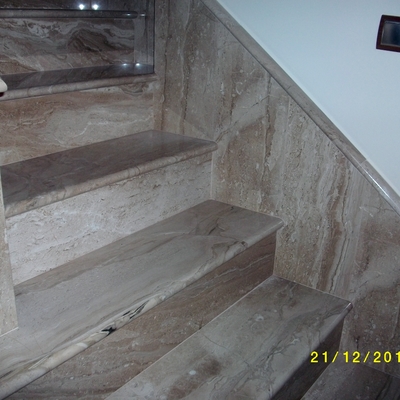 Escalera con aplacado todo en mármol Daino real.