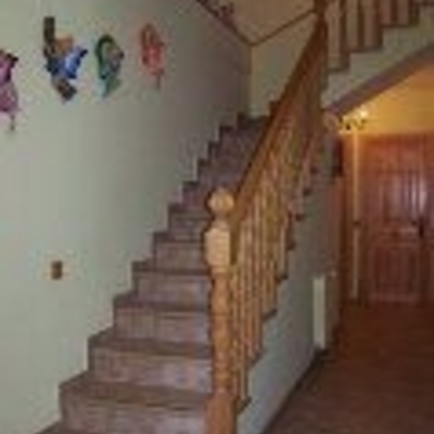 Escalera con balaustrada y pasamanos de madera 