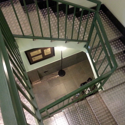 escalera con chapa de aluminio damero