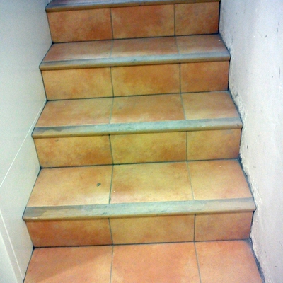 Escalera con gres y madera