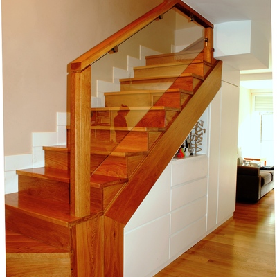 ESCALERA CON MUEBLE BAJO ESCALERA