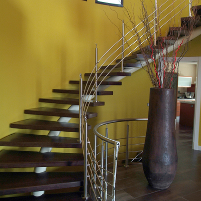 Escalera con peldaño de madera.
