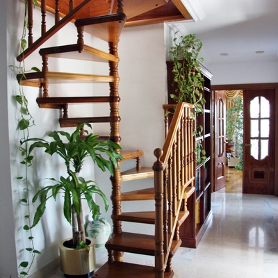 ESCALERA DE ACCESO A PLANTA SUPERIOR PISO MADRID CAPITAL