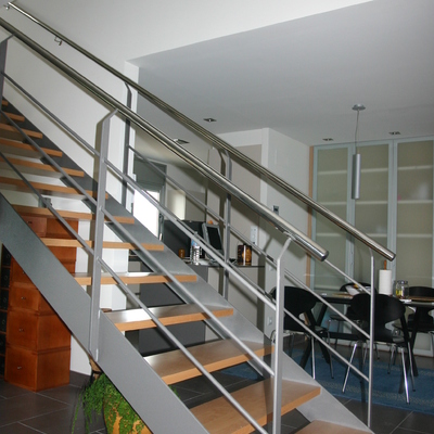 Escalera de estructura metálica con peldaños de madera.