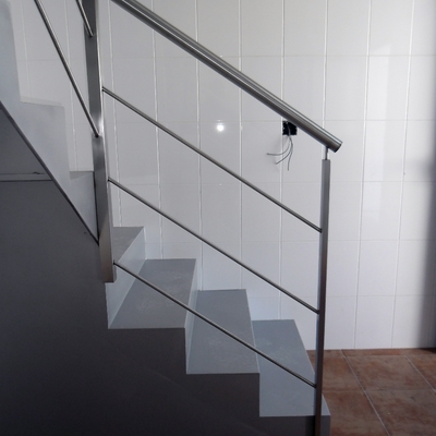 escalera de hierro con barandilla de acero inoxidable