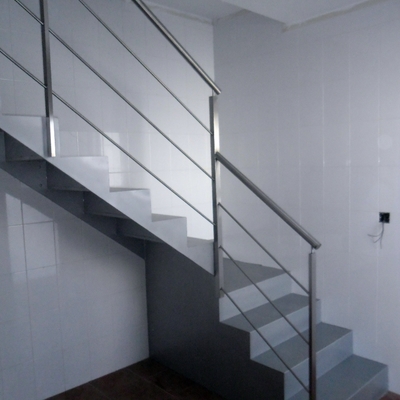 escalera de hierro con barandilla de acero inoxidable