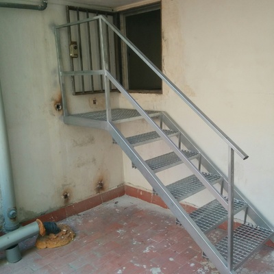 ESCALERA DE HIERRO CON PELDAÑOS DE TRAMEL
