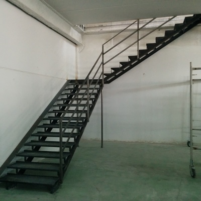 ESCALERA DE HIERRO