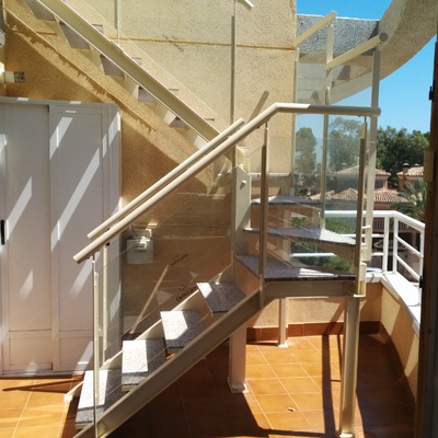 ESCALERA DE HIERRO, MÁRMOL Y CRISTAL