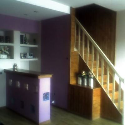 Escalera de madera y barra de bar