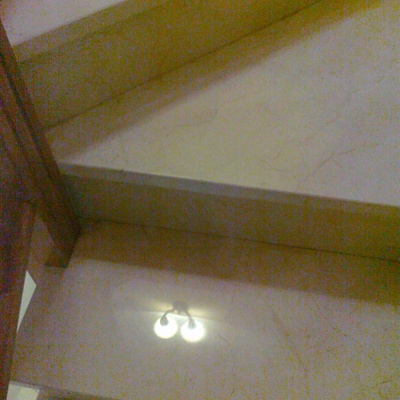 ESCALERA DE MARMOL CREMA MARFIL