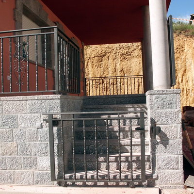 escalera de piedra picada al igual que el zocalo y recercos de huecos