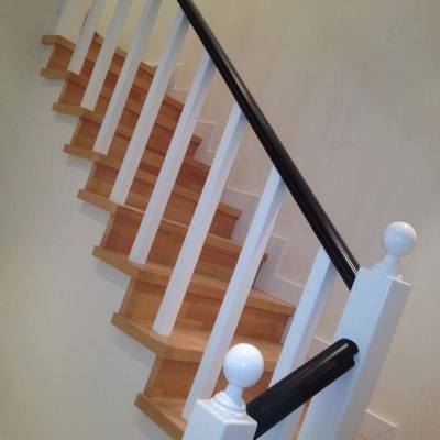 ESCALERA DE TARIMA FLOTANTE HAYA Y BARANDILLA DE HAYA LACADA 