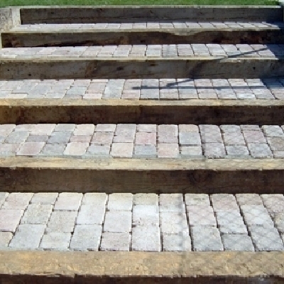 Escalera de traviesas y adoquín
