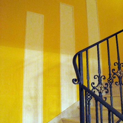 Escalera decoración en molduras