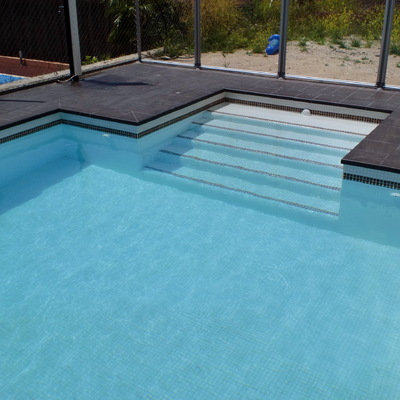 Escalera en interior de la piscina