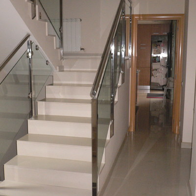 ESCALERA FORRADA DE SILESTONE Y BARANDILLA MIXTA