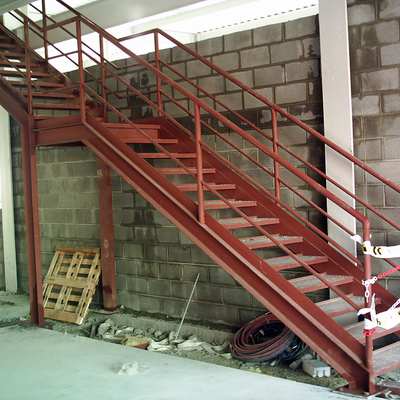 escalera interior en nave Montcada.