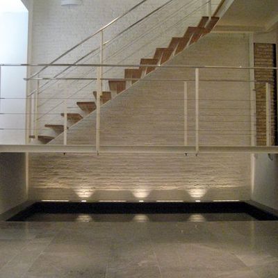 Escalera metalica colgada sobre lamina de agua