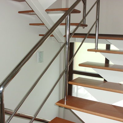 Escalera metálica con peldaños de roble 