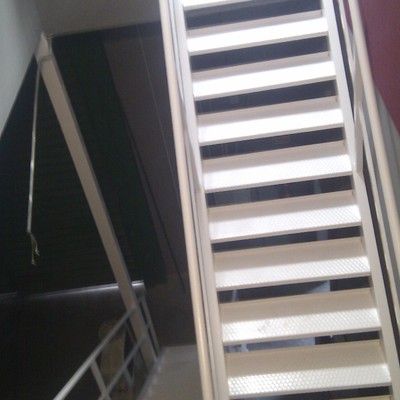 Escalera metálica en esmalte sintético