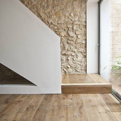 Proyecto interiorismo pared de piedra escalera