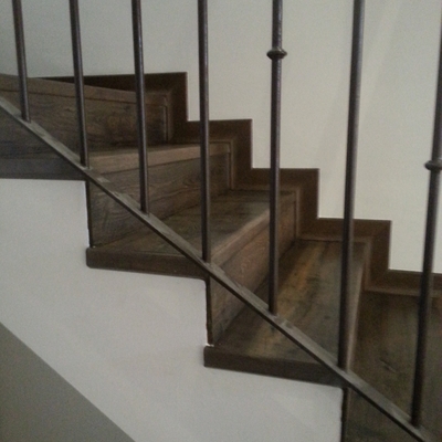 Escalera revestida de tarima flotante