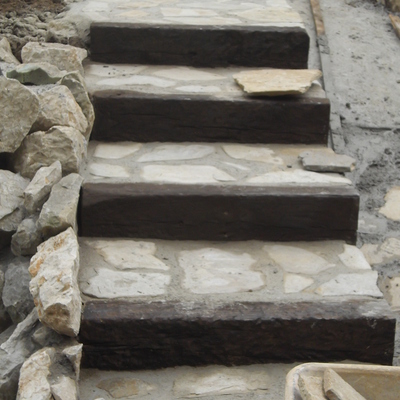 escalera rustica de  accesos