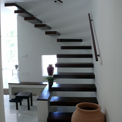 Escalera volada en madera.