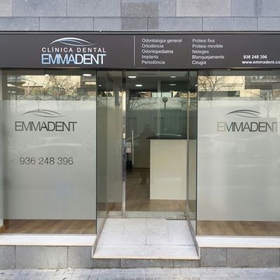 escaparate de vidrio con U de acero inoxidable