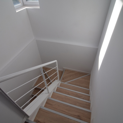 escalera después. Dúplex en Moratalaz.