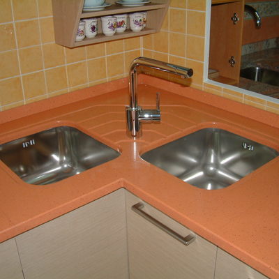 Escurridor doble tallado sobre encimera.