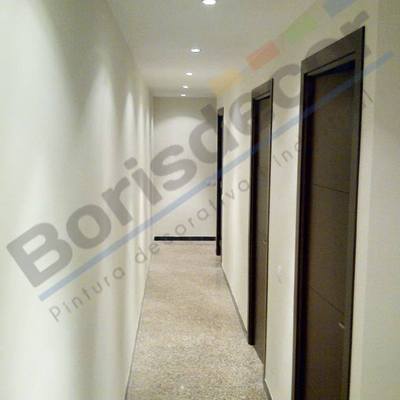 esmalte de puertas color chocolate y alisado paredes antiguas